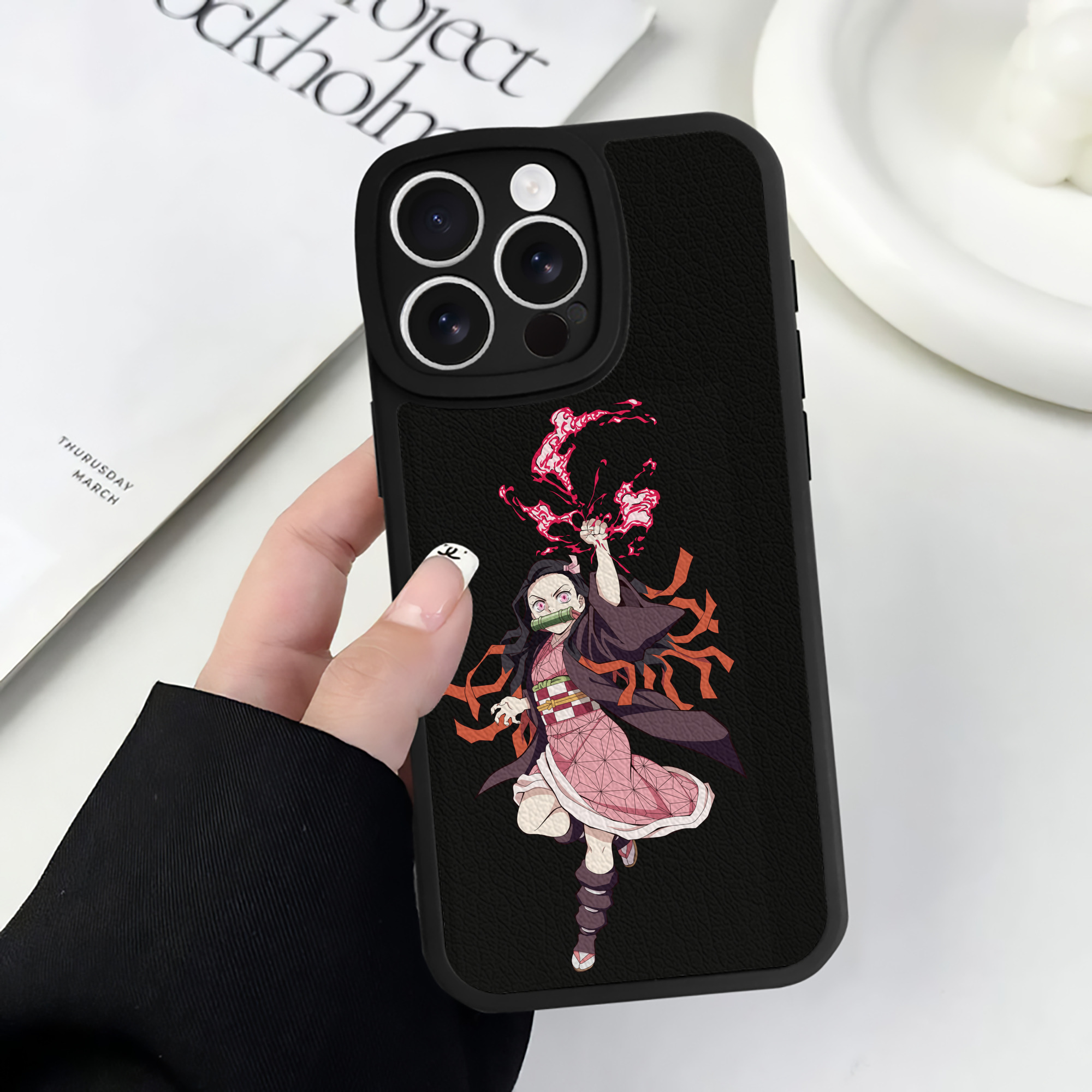 （画像用） 鬼滅の刃（きめつのやいば）竈門 禰󠄀豆子／かまど ねずこ Kamado Nezuko 【iPhone 16シリーズ対応】シリコンスマホケース（レザー調） 材質：シリコン